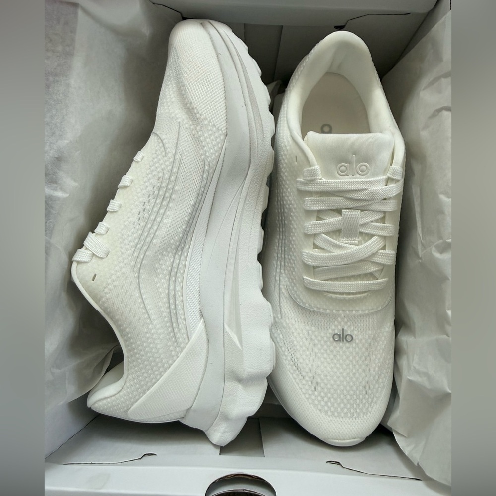 ALO Yoga Runner Athletic Shoes Unisex 7.5M/9W - Picture 3 of 4